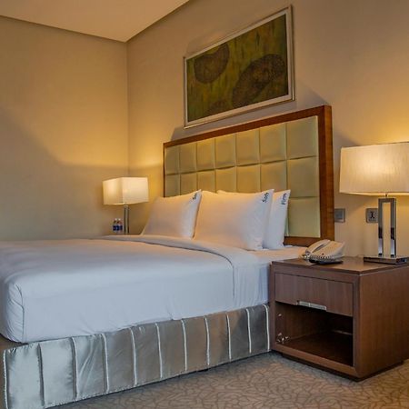 Holiday Inn Cochin By Ihg Kochi Exterior photo A bedroom at the hotel