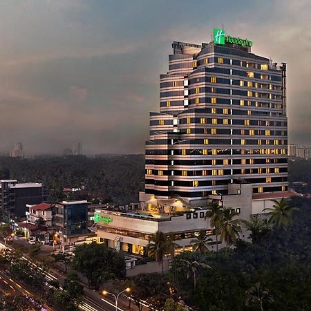 Holiday Inn Cochin By Ihg Kochi Exterior photo Holiday Inn Colombo
