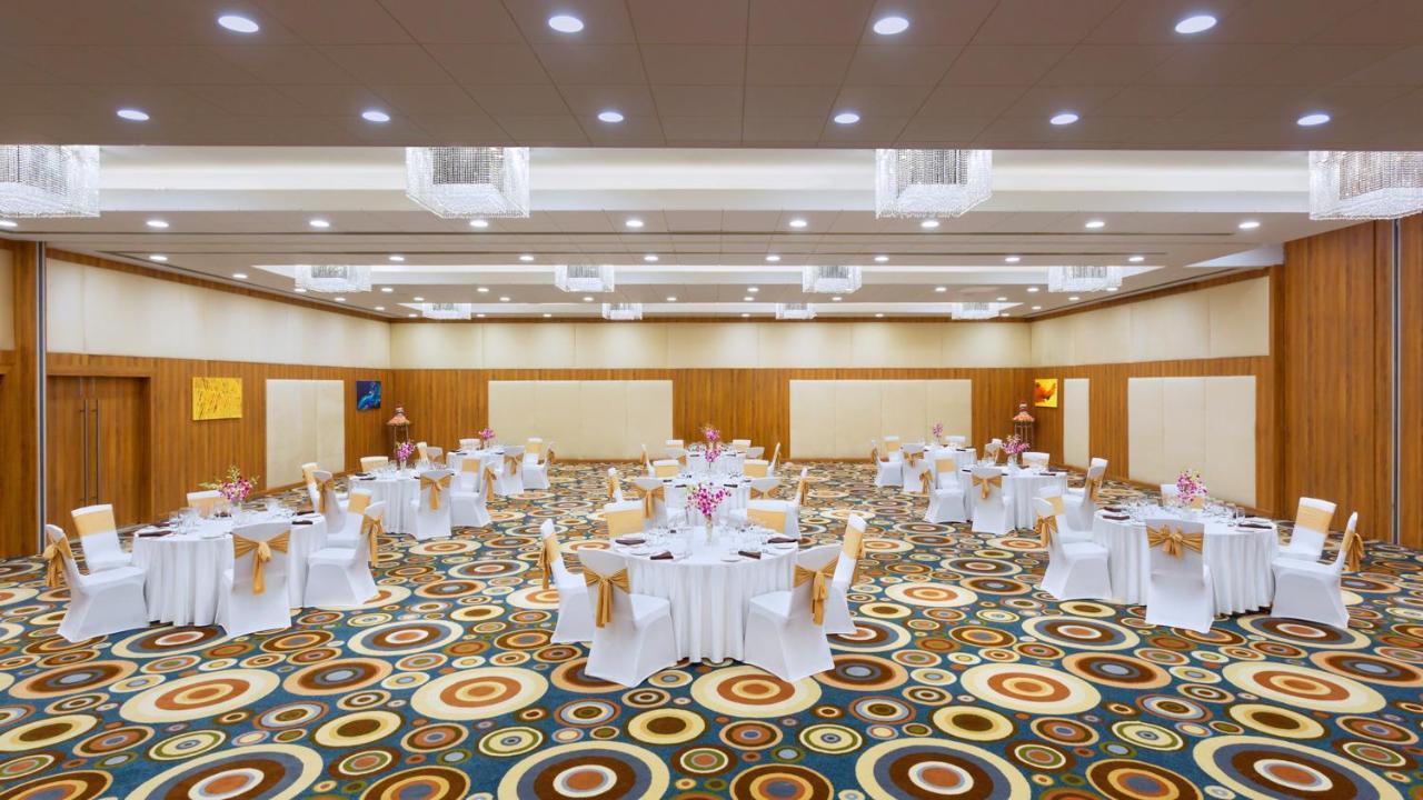 Holiday Inn Cochin, An Ihg Hotel Kochi Exterior photo The ballroom at the hotel