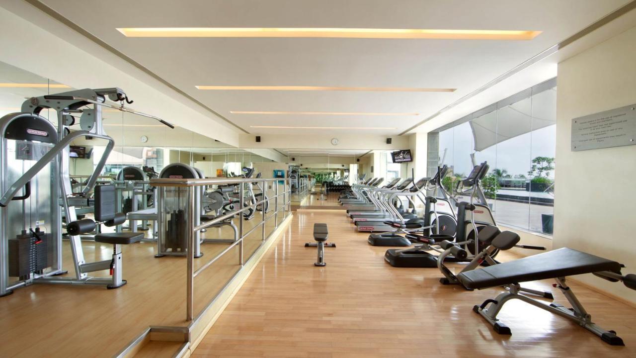 Holiday Inn Cochin By Ihg Kochi Exterior photo The gym at the hotel