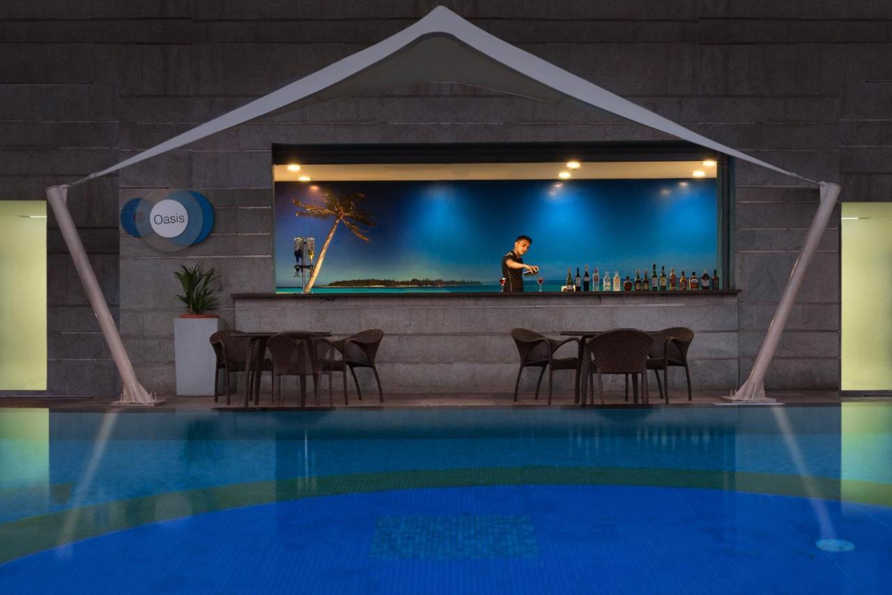 Holiday Inn Cochin By Ihg Kochi Exterior photo The pool bar at the hotel