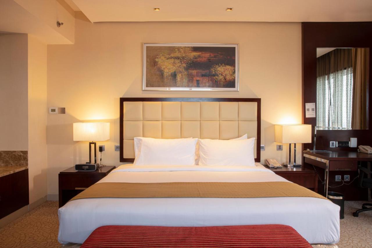Holiday Inn Cochin By Ihg Kochi Exterior photo A bedroom at the hotel