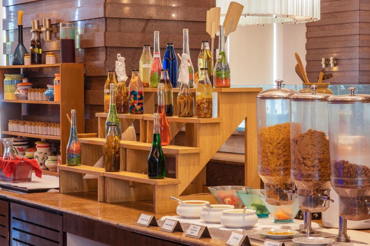 Holiday Inn Cochin, An Ihg Hotel Kochi Exterior photo A selection of liqueurs