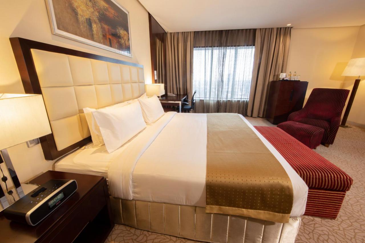 Holiday Inn Cochin By Ihg Kochi Exterior photo A room at the hotel