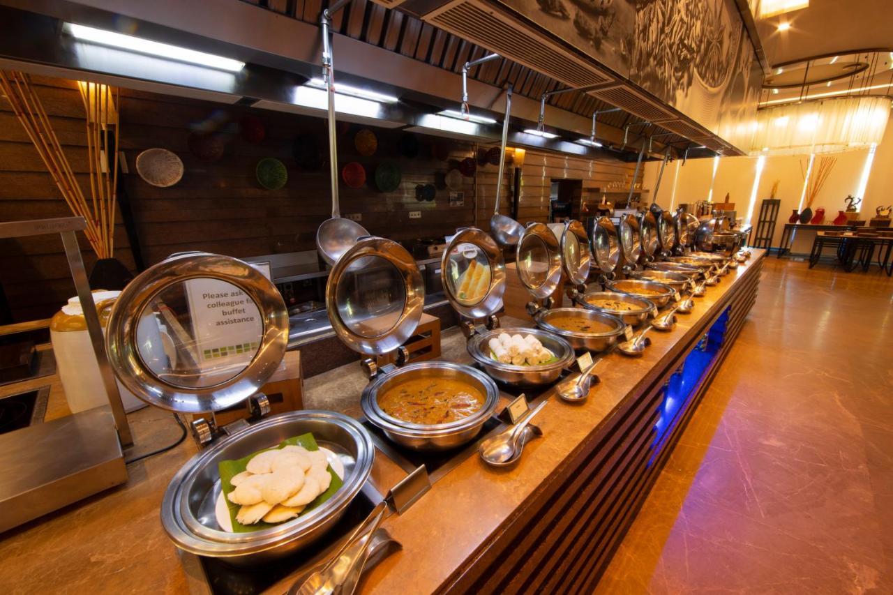 Holiday Inn Cochin By Ihg Kochi Exterior photo A buffet at a hotel