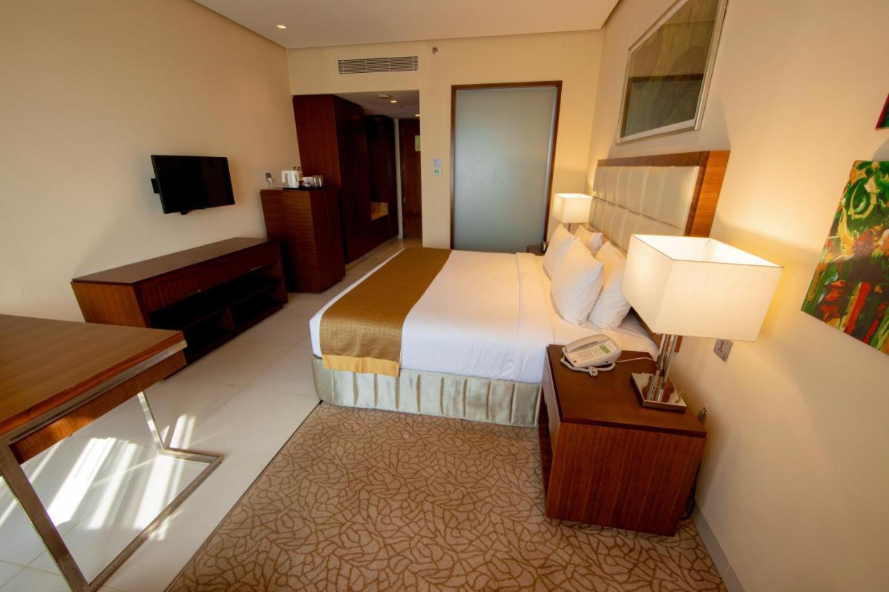 Holiday Inn Cochin By Ihg Kochi Exterior photo A room at the hotel