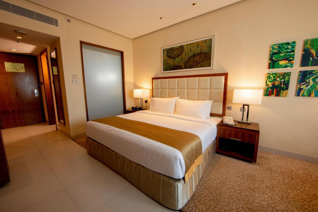 Holiday Inn Cochin, An Ihg Hotel Kochi Exterior photo A bedroom at the hotel