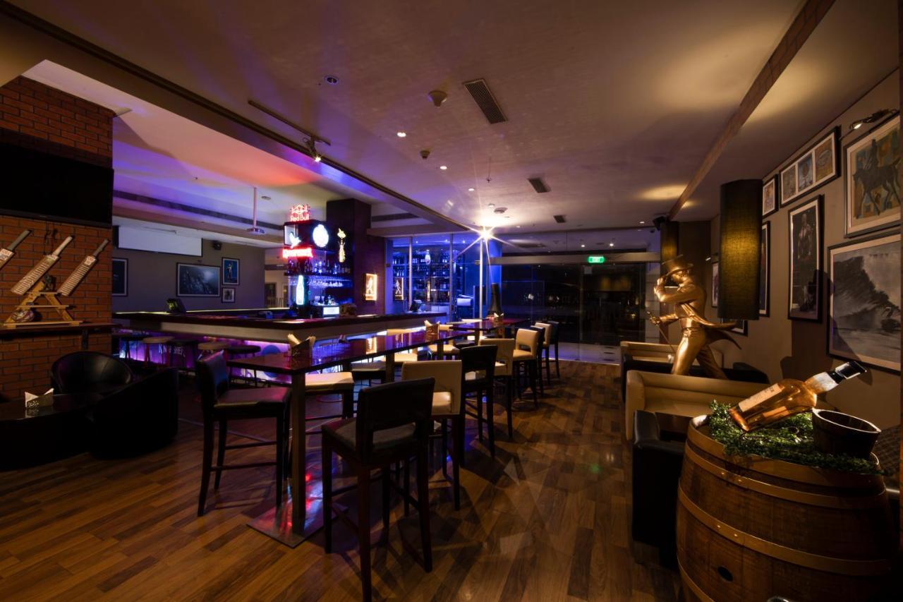 Holiday Inn Cochin By Ihg Kochi Exterior photo The bar at the 101 bar