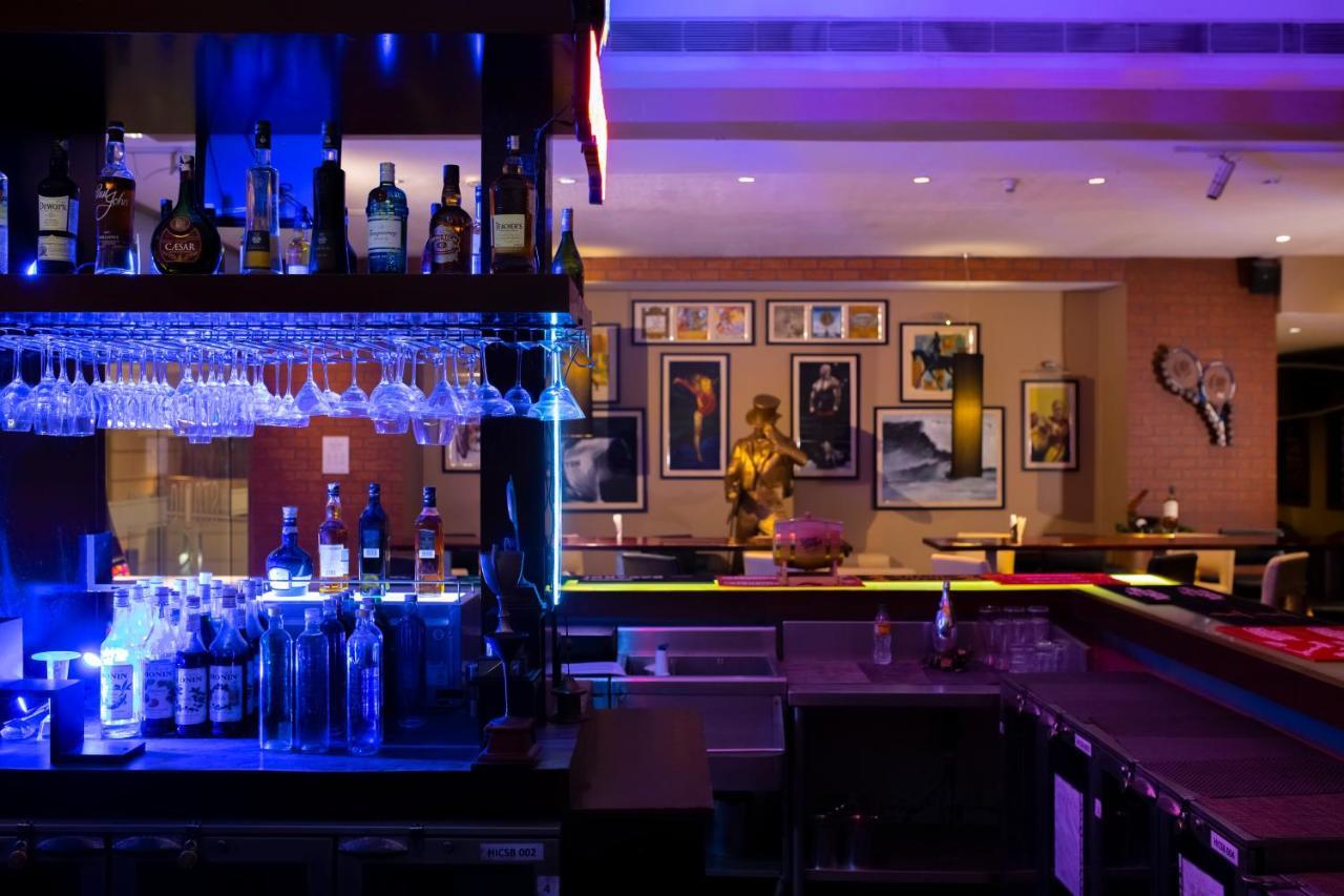 Holiday Inn Cochin By Ihg Kochi Exterior photo The bar at the hotel