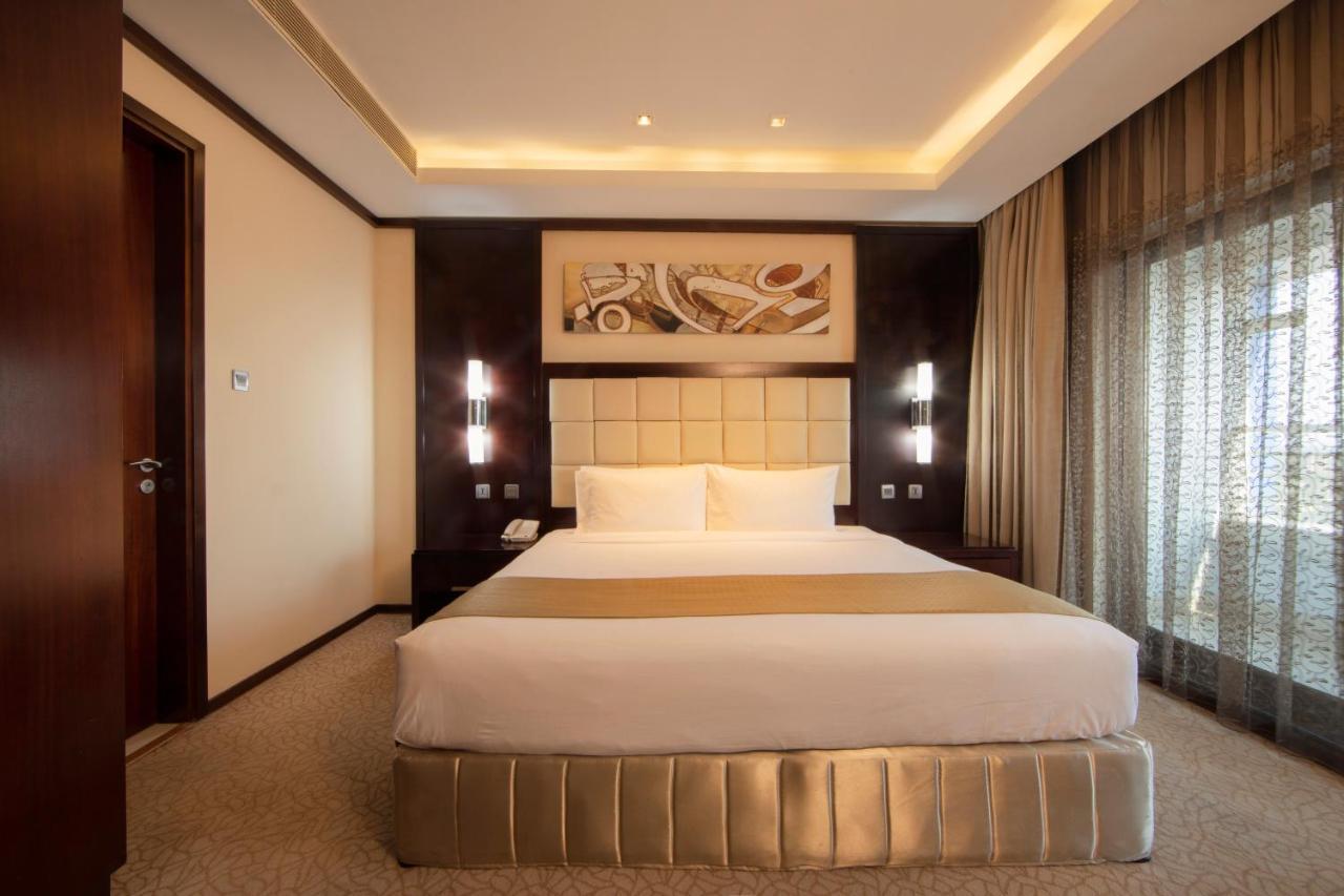 Holiday Inn Cochin By Ihg Kochi Exterior photo A bedroom at the hotel