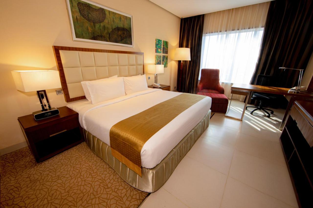 Holiday Inn Cochin By Ihg Kochi Exterior photo