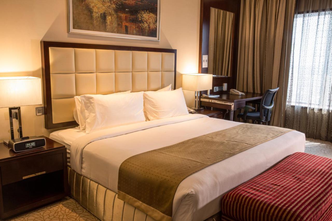 Holiday Inn Cochin By Ihg Kochi Exterior photo A bedroom at the hotel