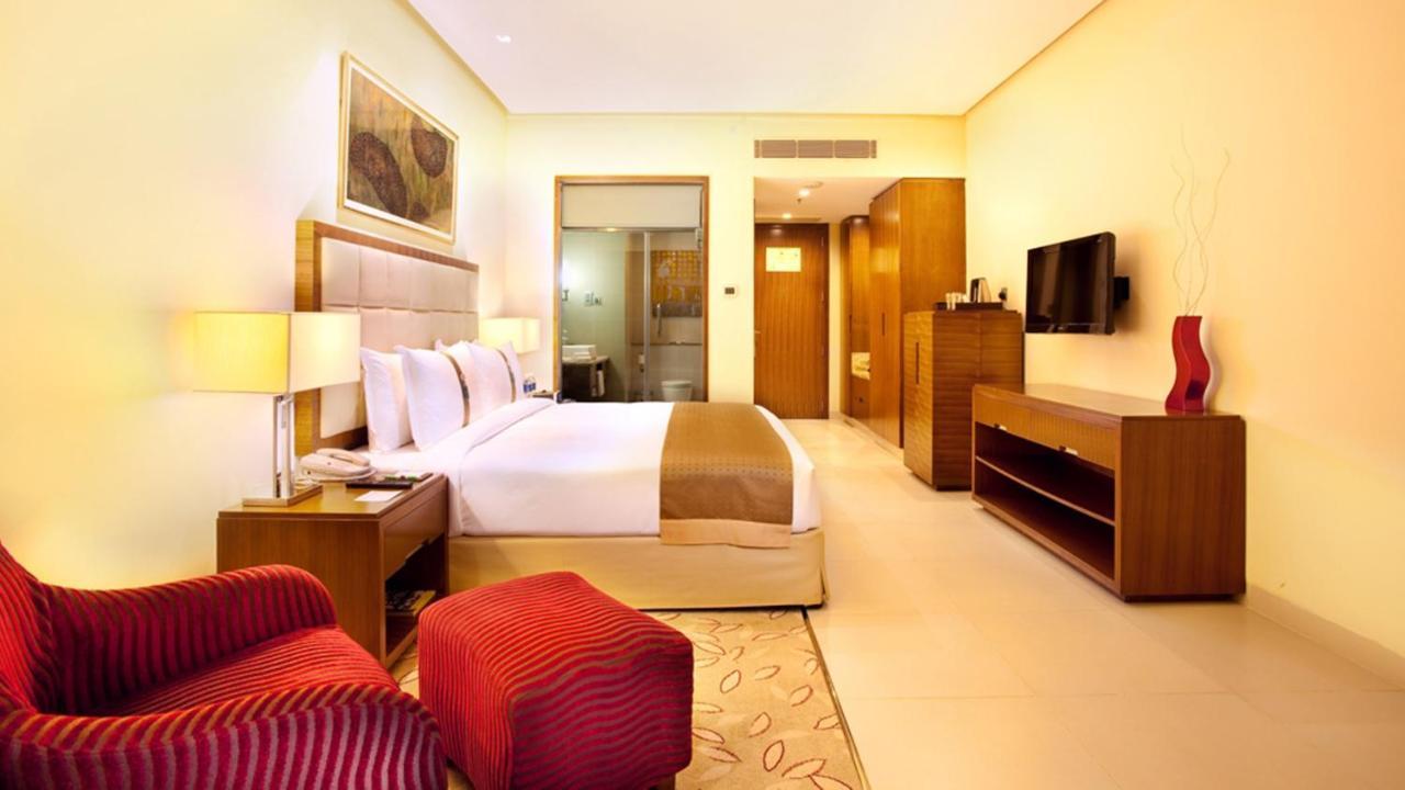 Holiday Inn Cochin, An Ihg Hotel Kochi Exterior photo A room at the hotel