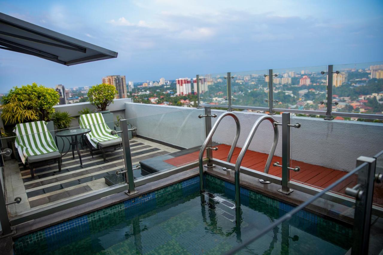 Holiday Inn Cochin, An Ihg Hotel Kochi Exterior photo Rooftop pool at the hotel