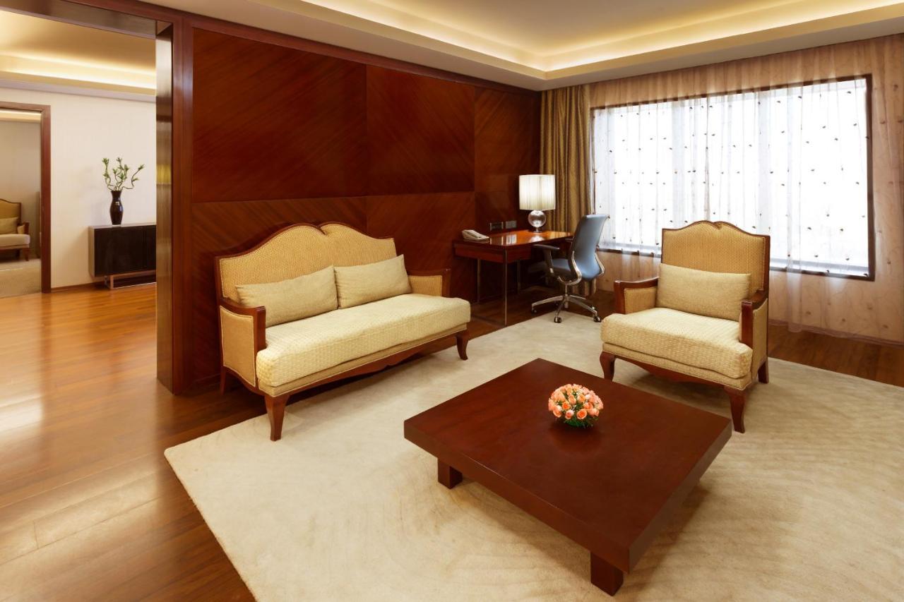 Holiday Inn Cochin By Ihg Kochi Exterior photo A suite at the Taj Mahal Palace, Mumbai