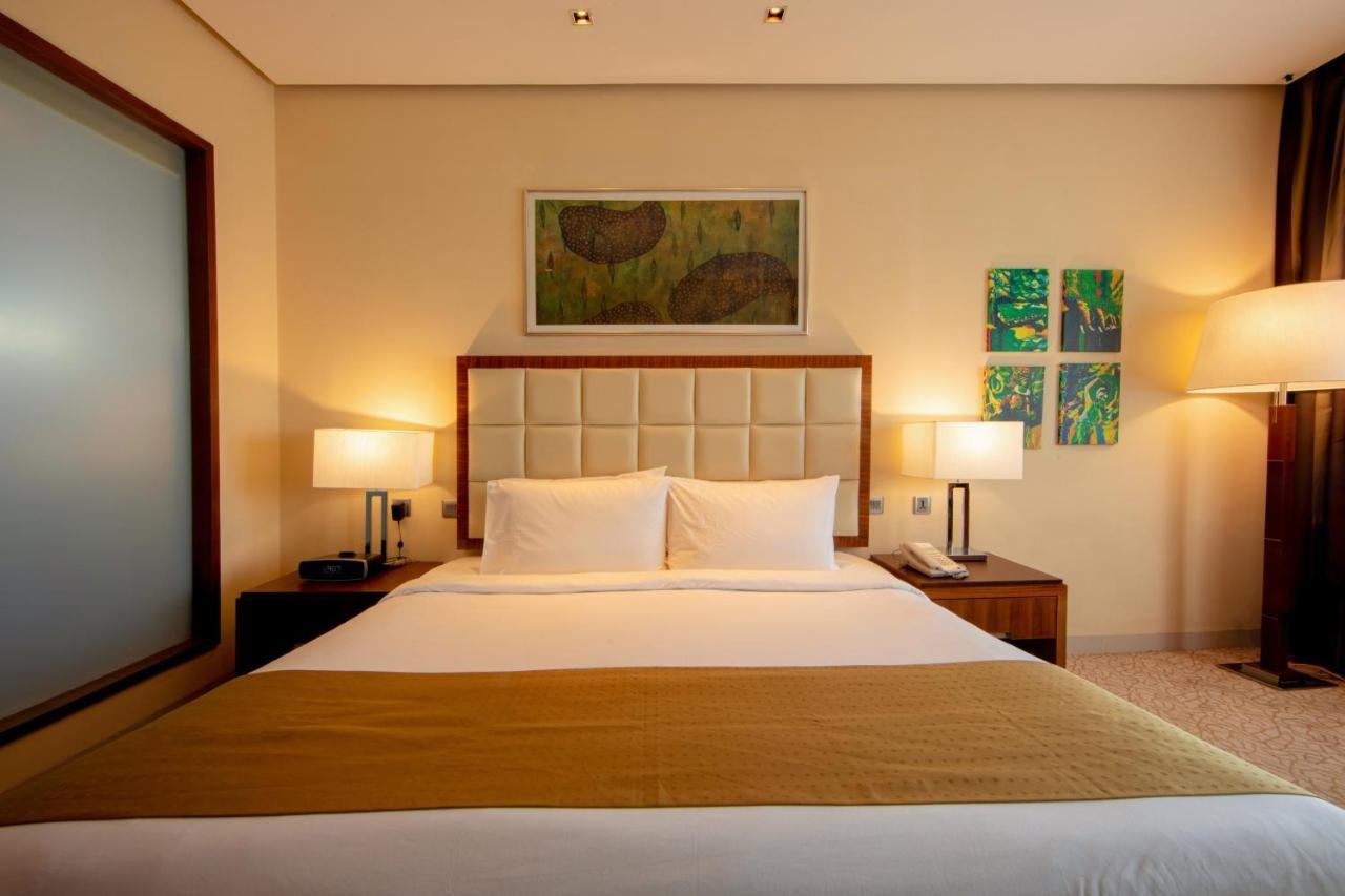 Holiday Inn Cochin By Ihg Kochi Exterior photo A bedroom at the Taj Mahal Palace