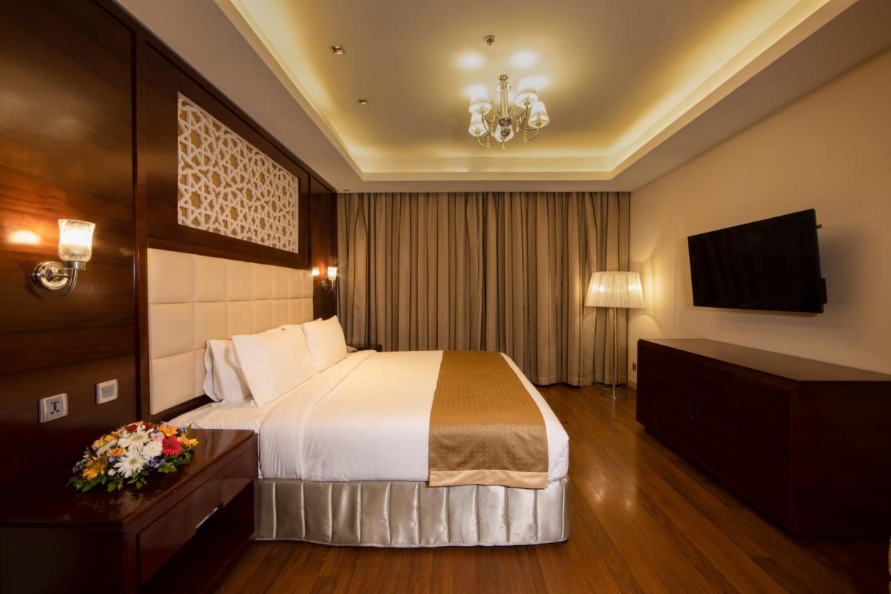 Holiday Inn Cochin, An Ihg Hotel Kochi Exterior photo Suite room at The Park, New Delhi