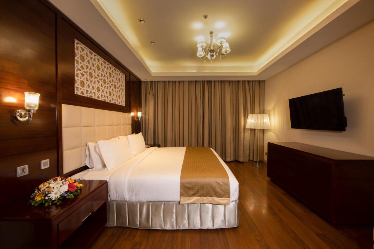 Holiday Inn Cochin By Ihg Kochi Exterior photo Suite room at The Park, New Delhi