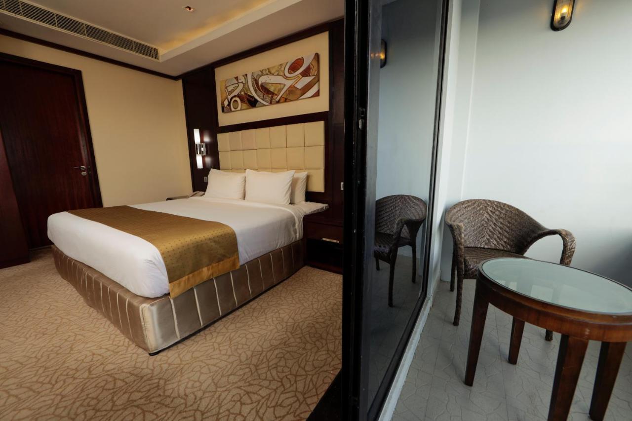 Holiday Inn Cochin By Ihg Kochi Exterior photo Deluxe Room