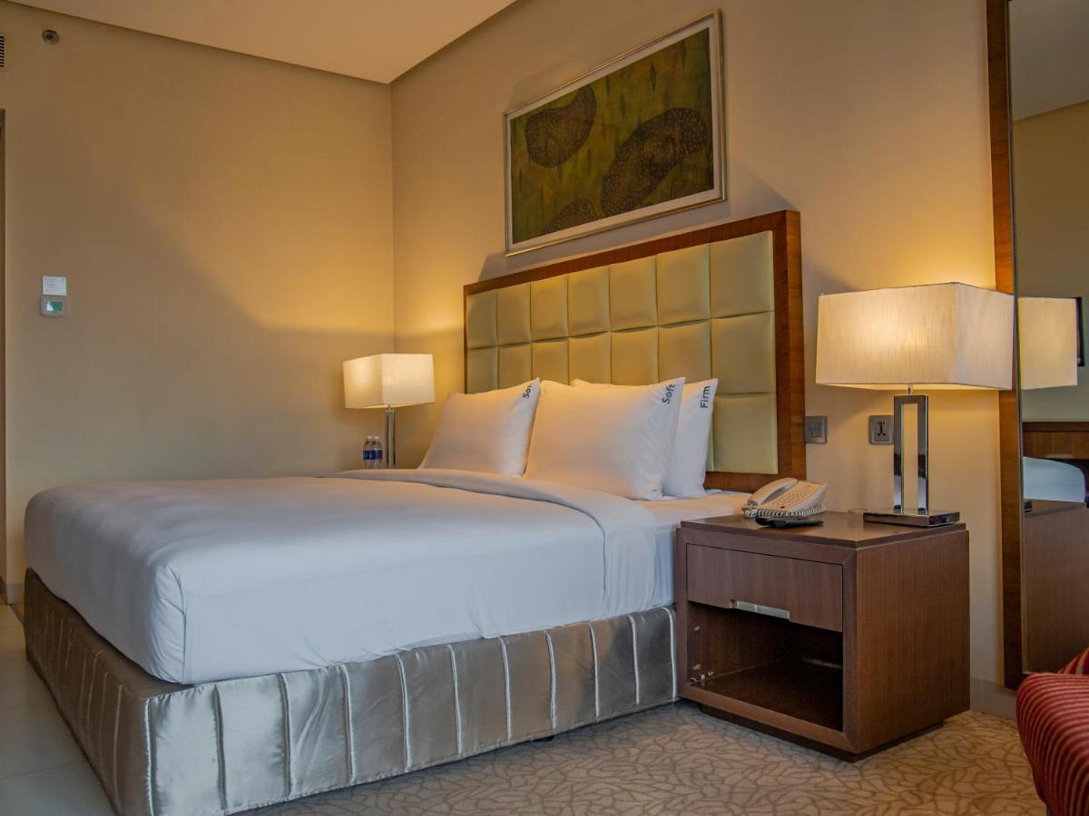 Holiday Inn Cochin By Ihg Kochi Exterior photo A bedroom at the hotel