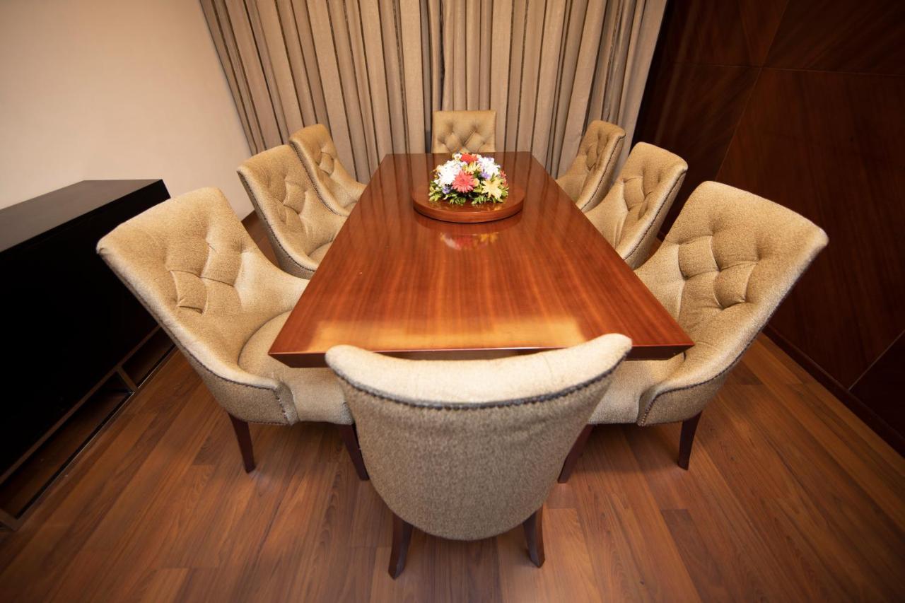 Holiday Inn Cochin By Ihg Kochi Exterior photo A dining room table with six chairs