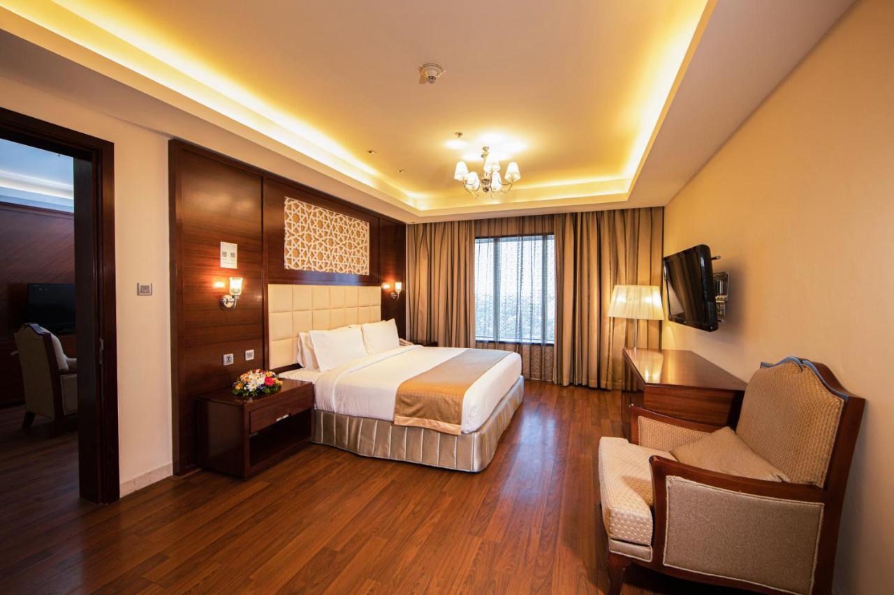 Holiday Inn Cochin By Ihg Kochi Exterior photo Suite room at the hotel