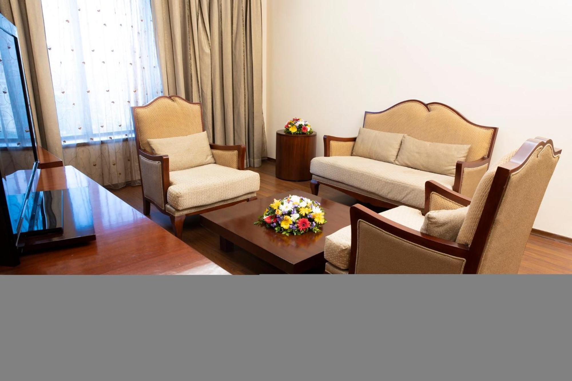 Holiday Inn Cochin, An Ihg Hotel Kochi Exterior photo A living room