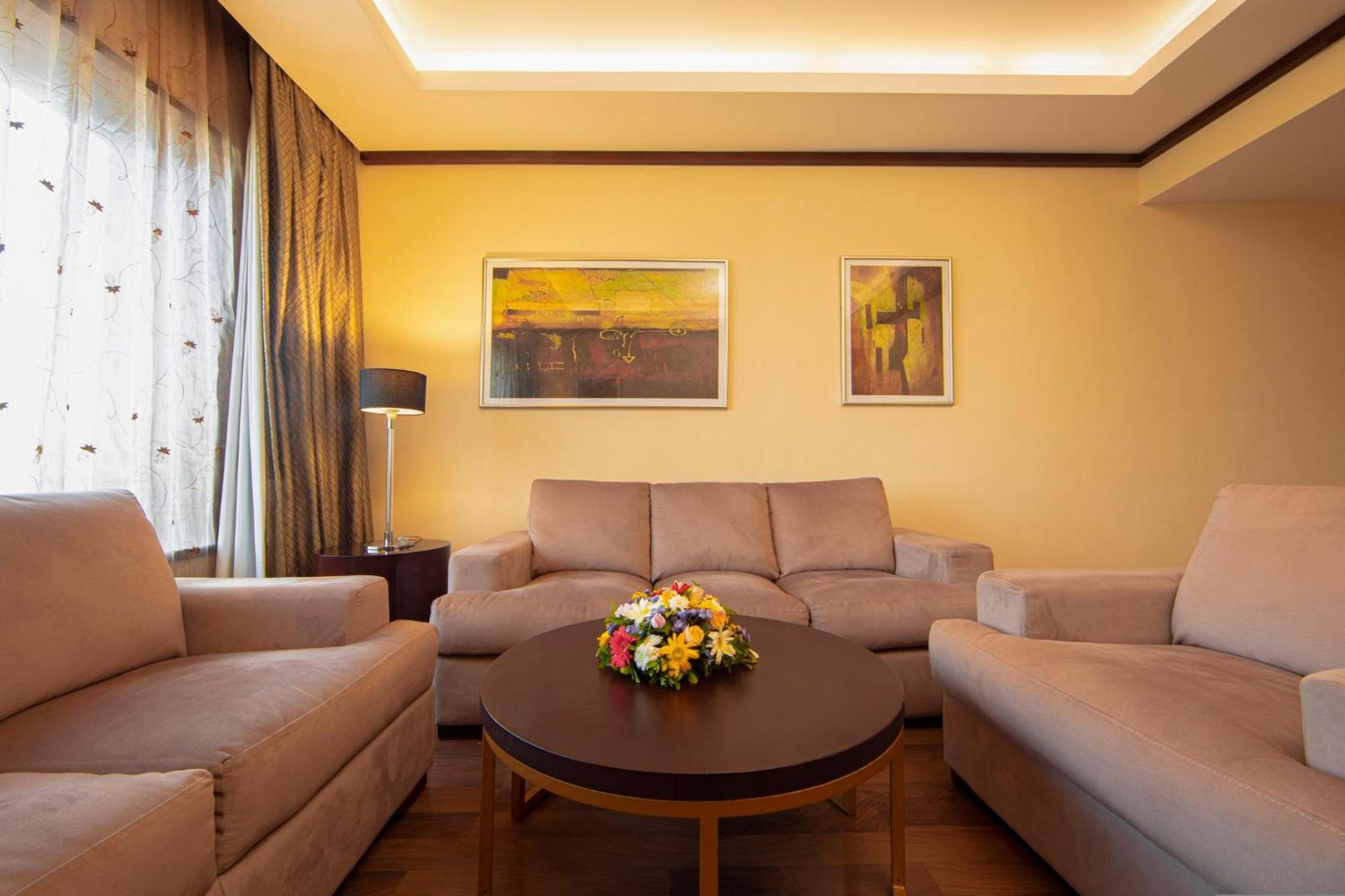 Holiday Inn Cochin, An Ihg Hotel Kochi Exterior photo A living room at the hotel