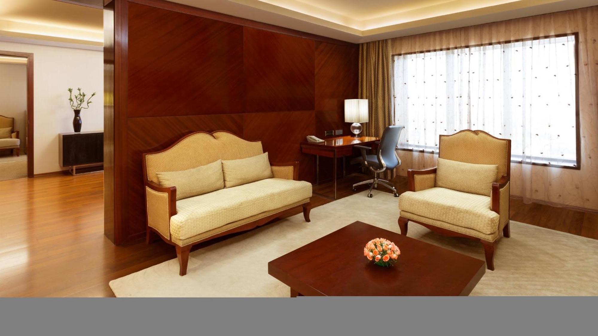 Holiday Inn Cochin By Ihg Kochi Exterior photo A living room in a suite at the Taj Mahal Palace, Mumbai