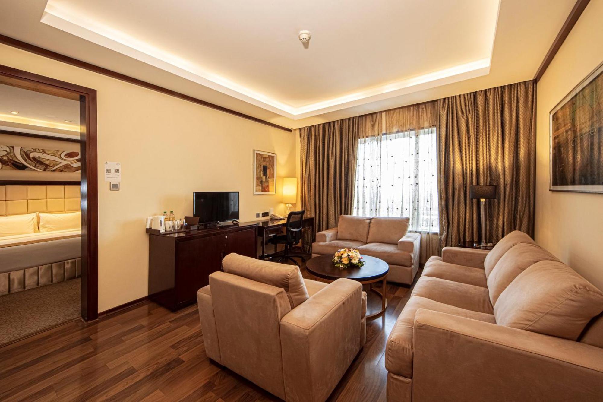 Holiday Inn Cochin By Ihg Kochi Exterior photo Suite room at the hotel