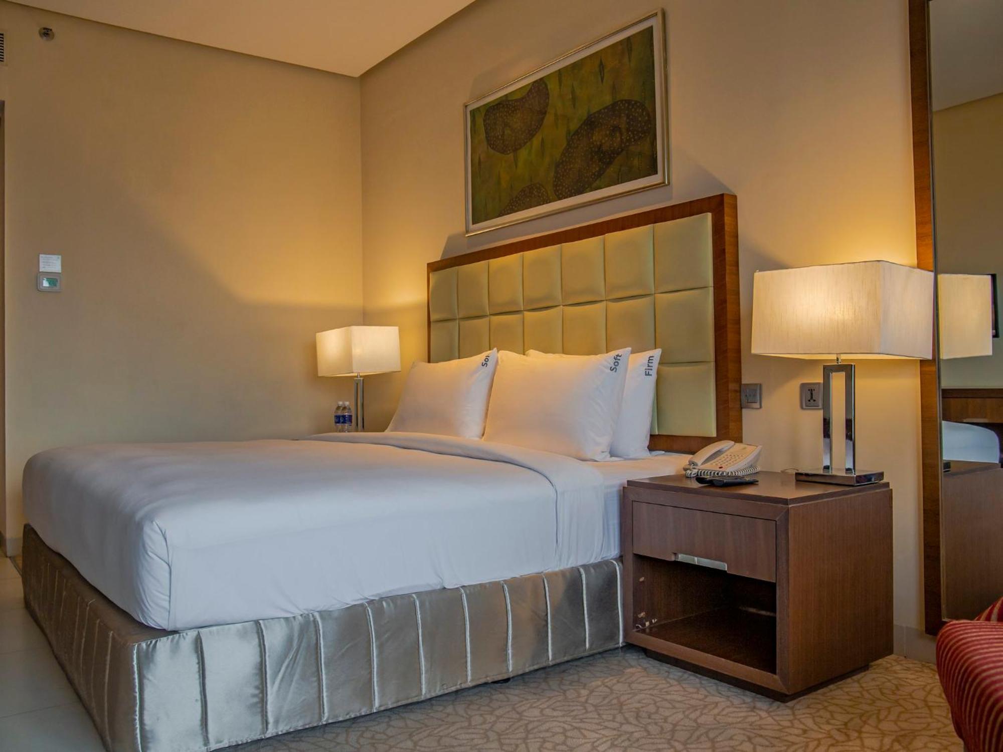 Holiday Inn Cochin By Ihg Kochi Exterior photo A bedroom at the hotel