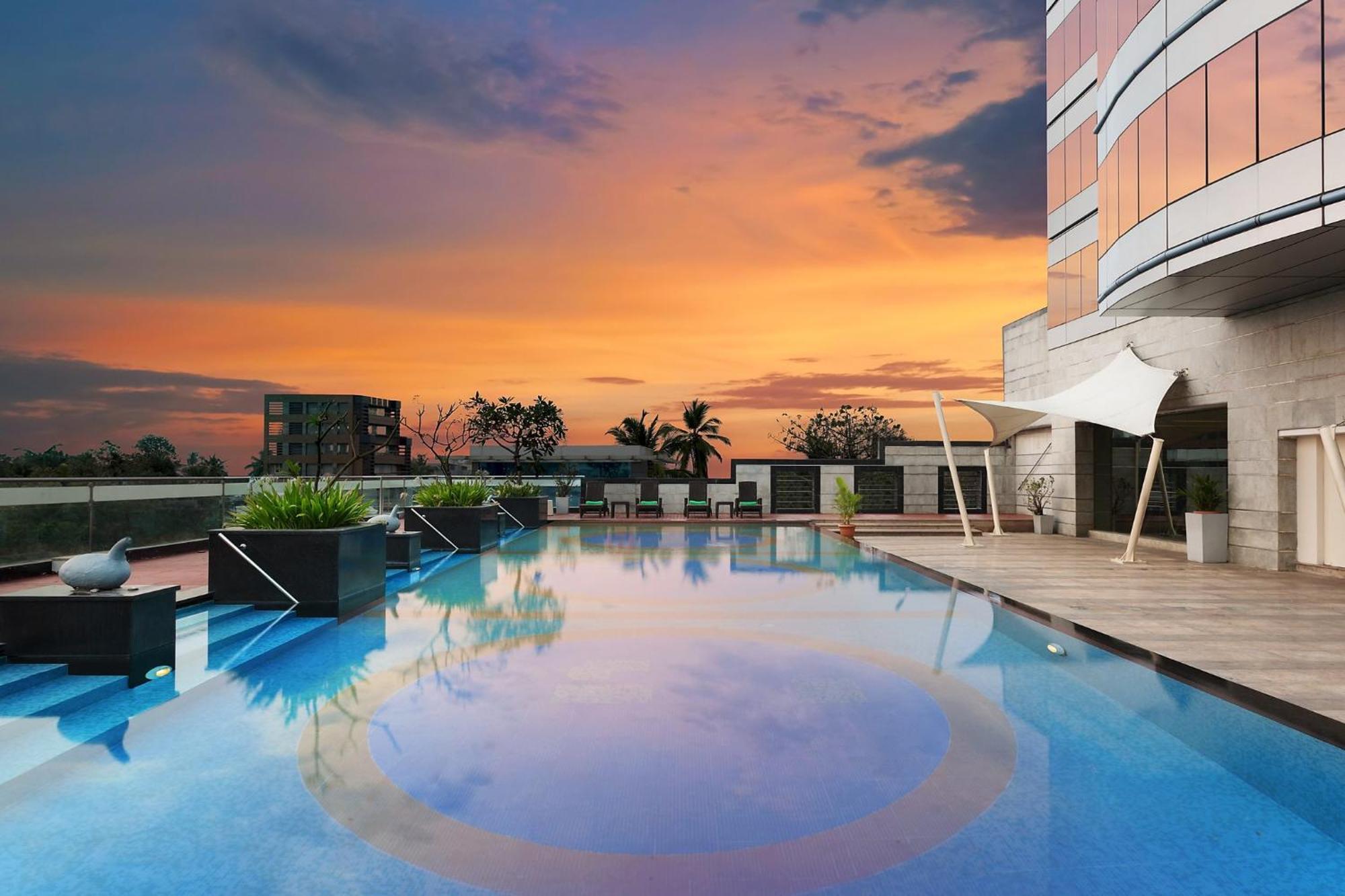 Holiday Inn Cochin, An Ihg Hotel Kochi Exterior photo The swimming pool at the hotel