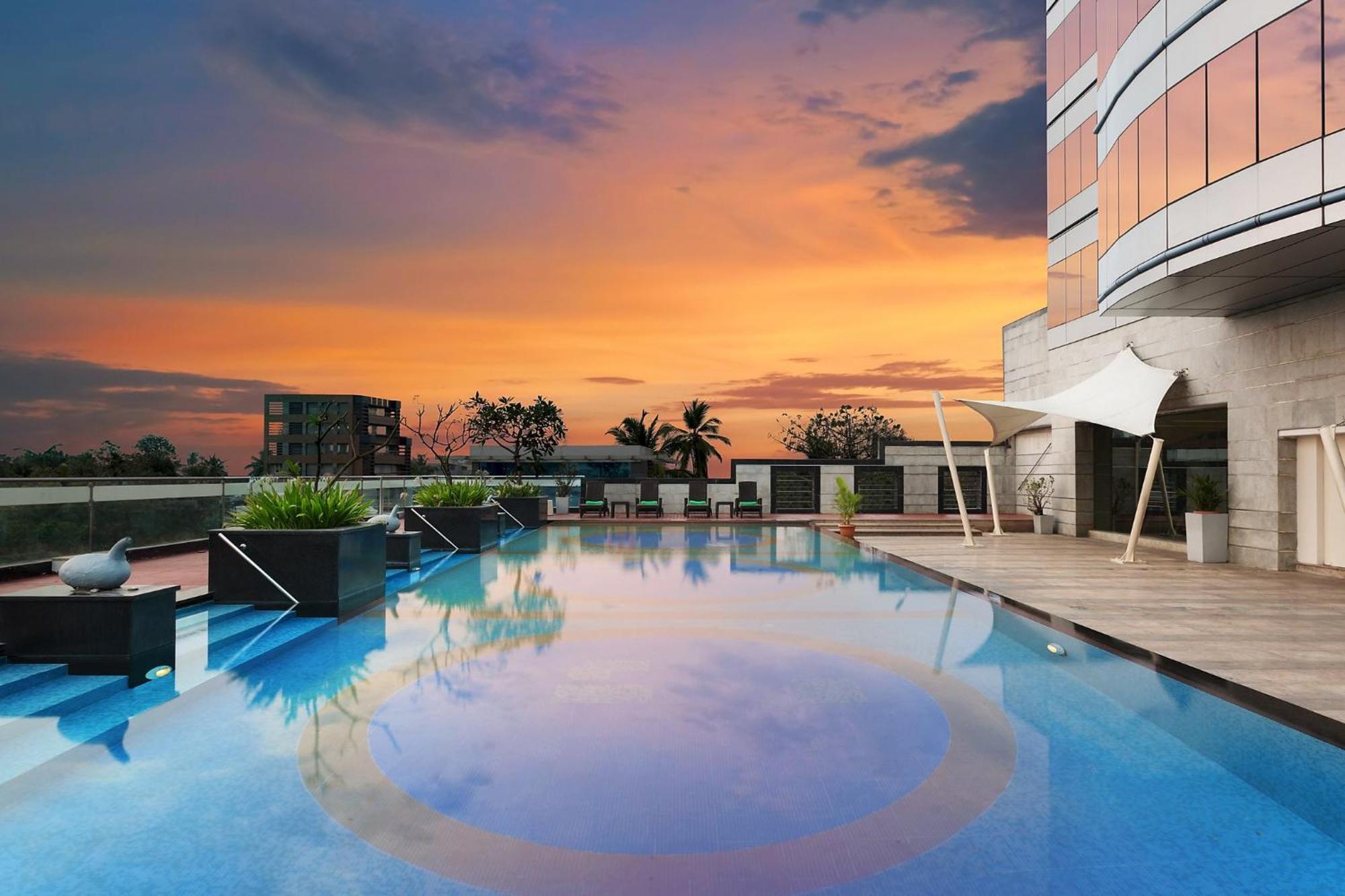 Holiday Inn Cochin By Ihg Kochi Exterior photo The swimming pool at the hotel