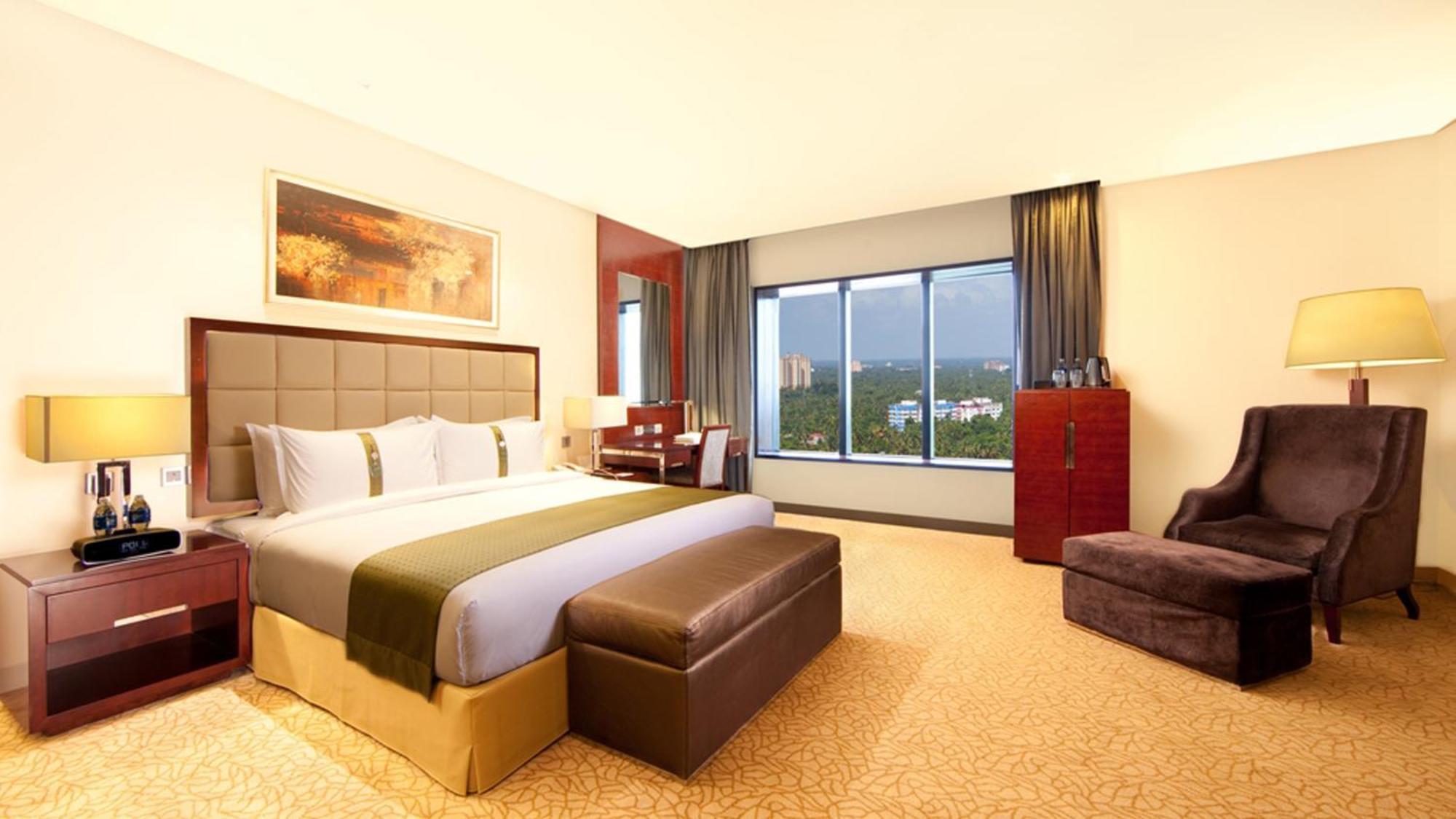 Holiday Inn Cochin By Ihg Kochi Exterior photo A bedroom at the hotel