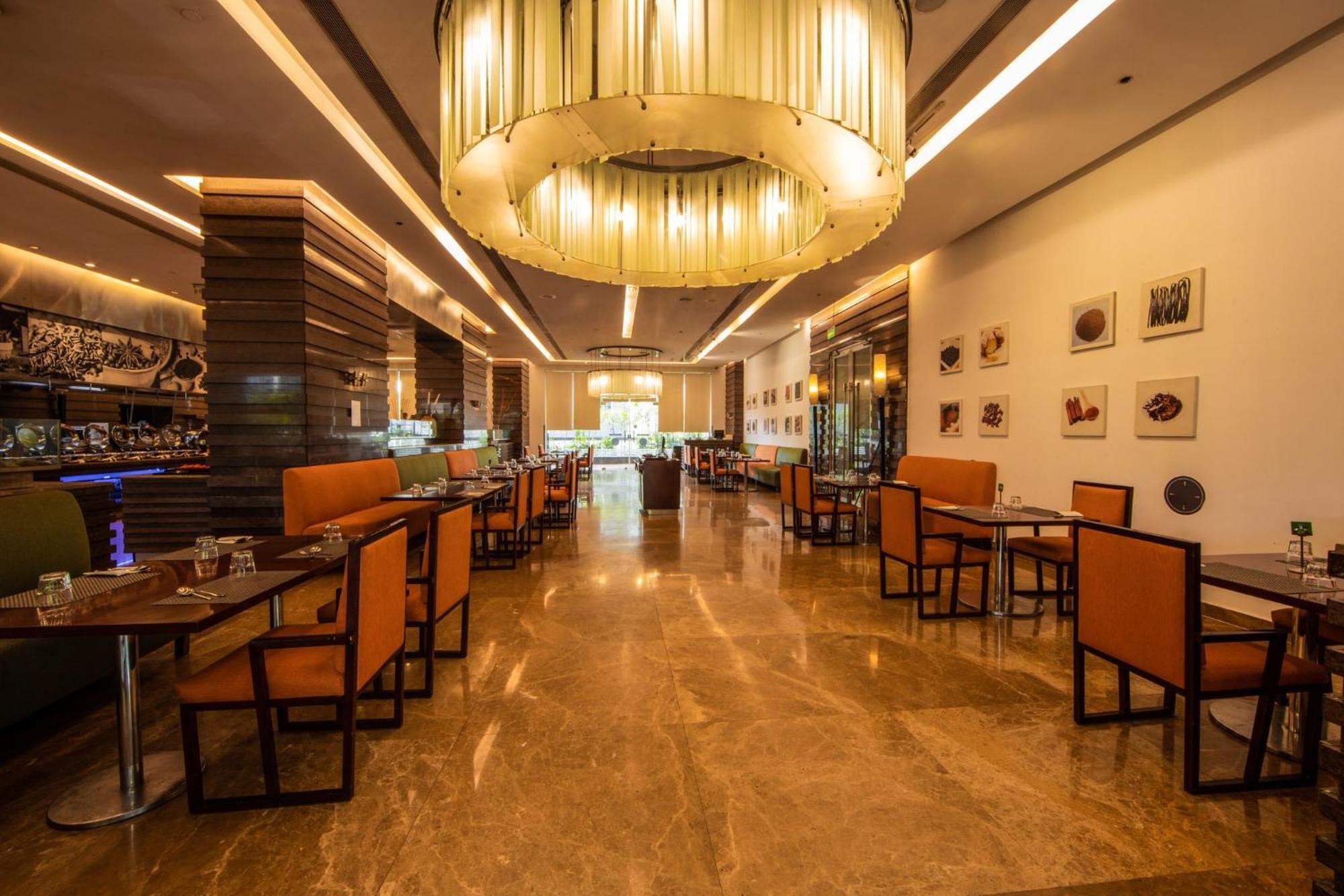 Holiday Inn Cochin By Ihg Kochi Exterior photo The interior of the restaurant