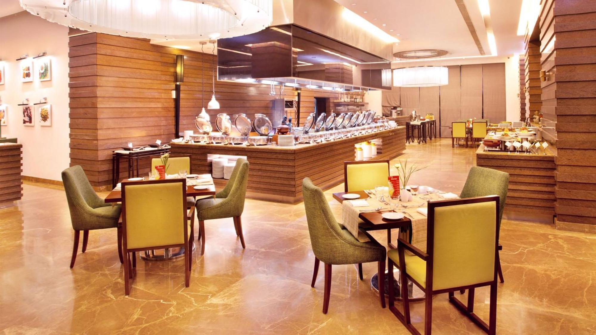 Holiday Inn Cochin By Ihg Kochi Exterior photo The restaurant