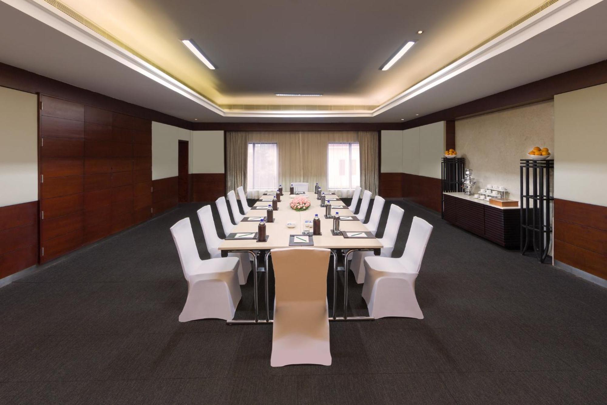 Holiday Inn Cochin By Ihg Kochi Exterior photo Meeting room at the hotel