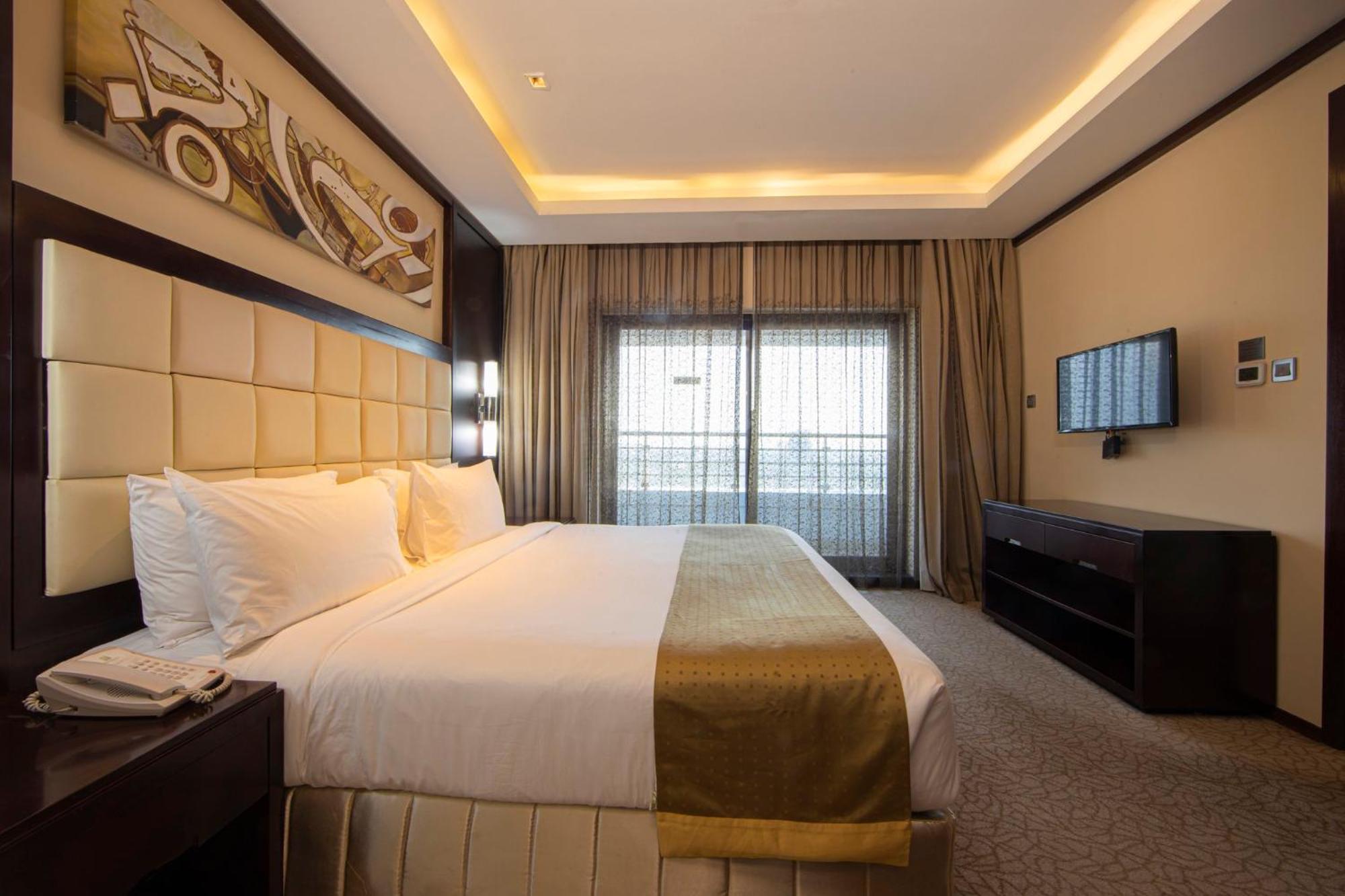 Holiday Inn Cochin By Ihg Kochi Exterior photo A bedroom at the hotel