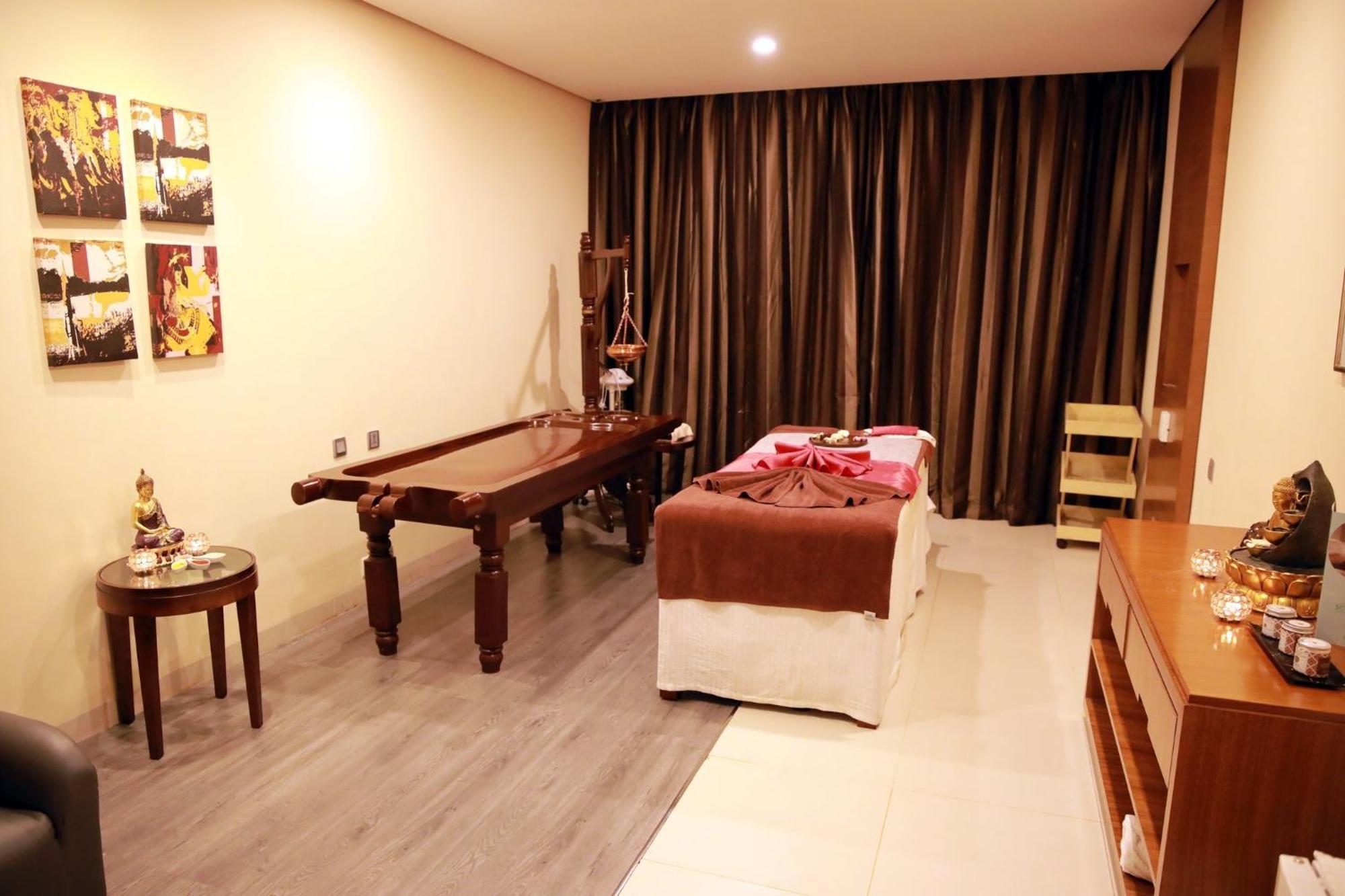 Holiday Inn Cochin, An Ihg Hotel Kochi Exterior photo Ayurvedic treatment room