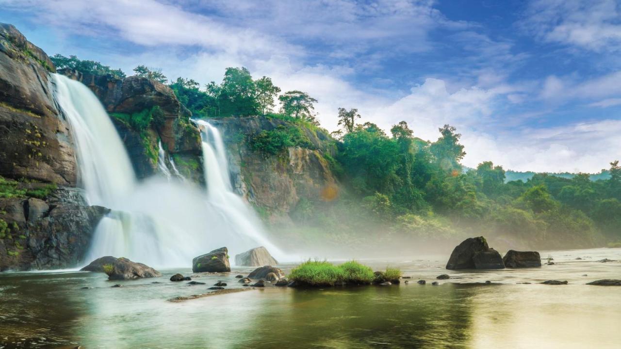 Holiday Inn Cochin, An Ihg Hotel Kochi Exterior photo Khandbari Waterfall