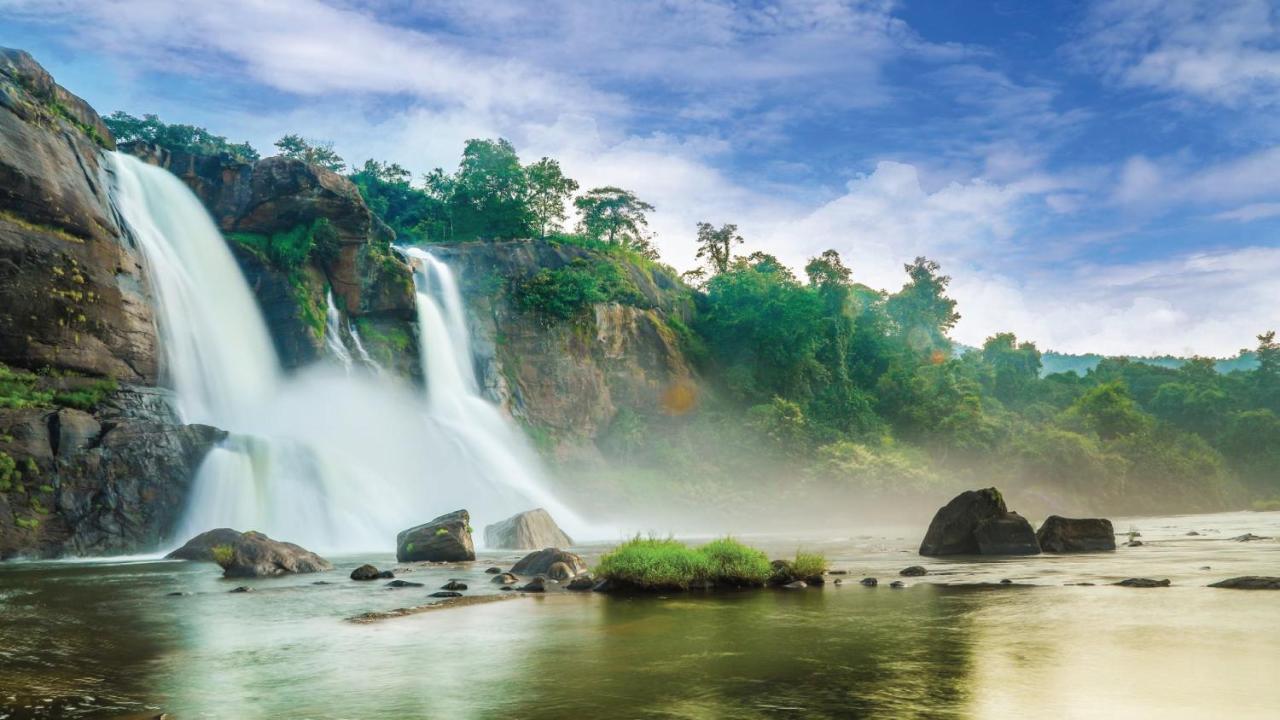 Holiday Inn Cochin By Ihg Kochi Exterior photo Khandbari Waterfall