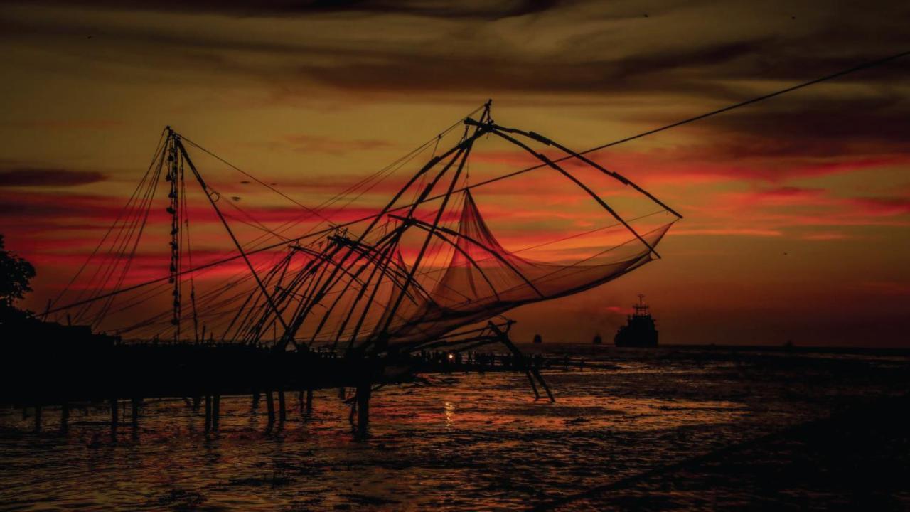 Holiday Inn Cochin By Ihg Kochi Exterior photo A Chinese fishing net