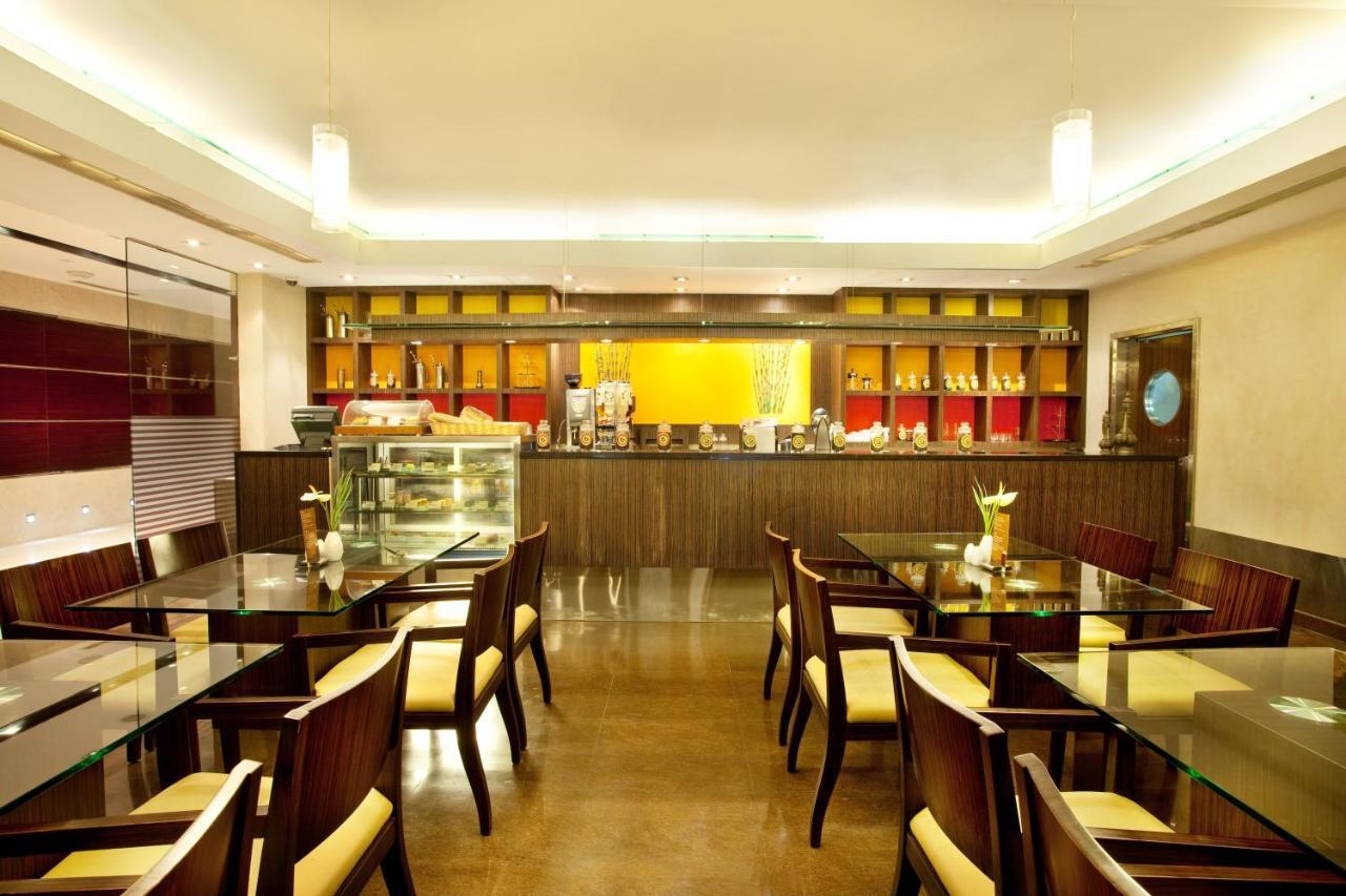 Holiday Inn Cochin By Ihg Kochi Exterior photo The interior of a typical café