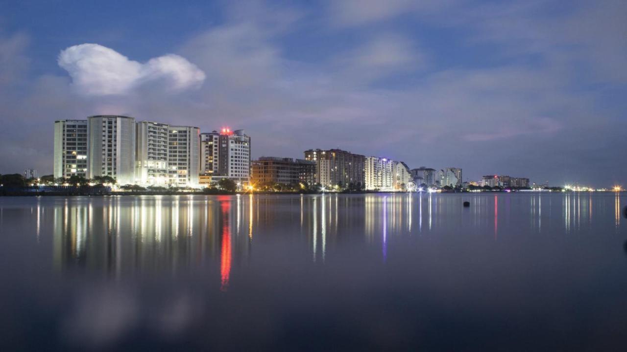 Holiday Inn Cochin, An Ihg Hotel Kochi Exterior photo Residential buildings in the city