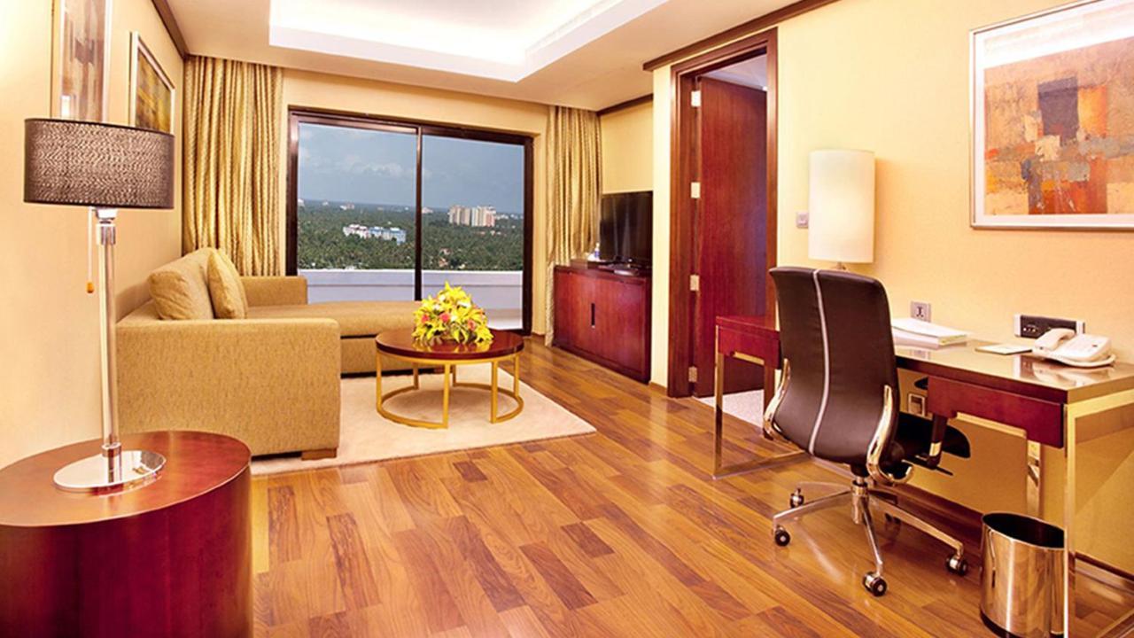 Holiday Inn Cochin By Ihg Kochi Exterior photo Suite