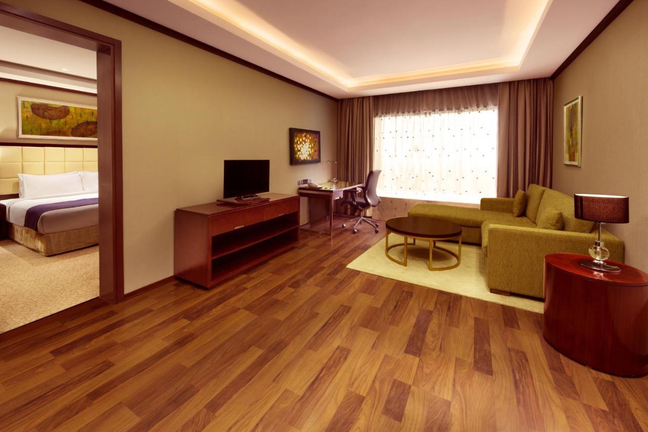 Holiday Inn Cochin By Ihg Kochi Exterior photo Suite