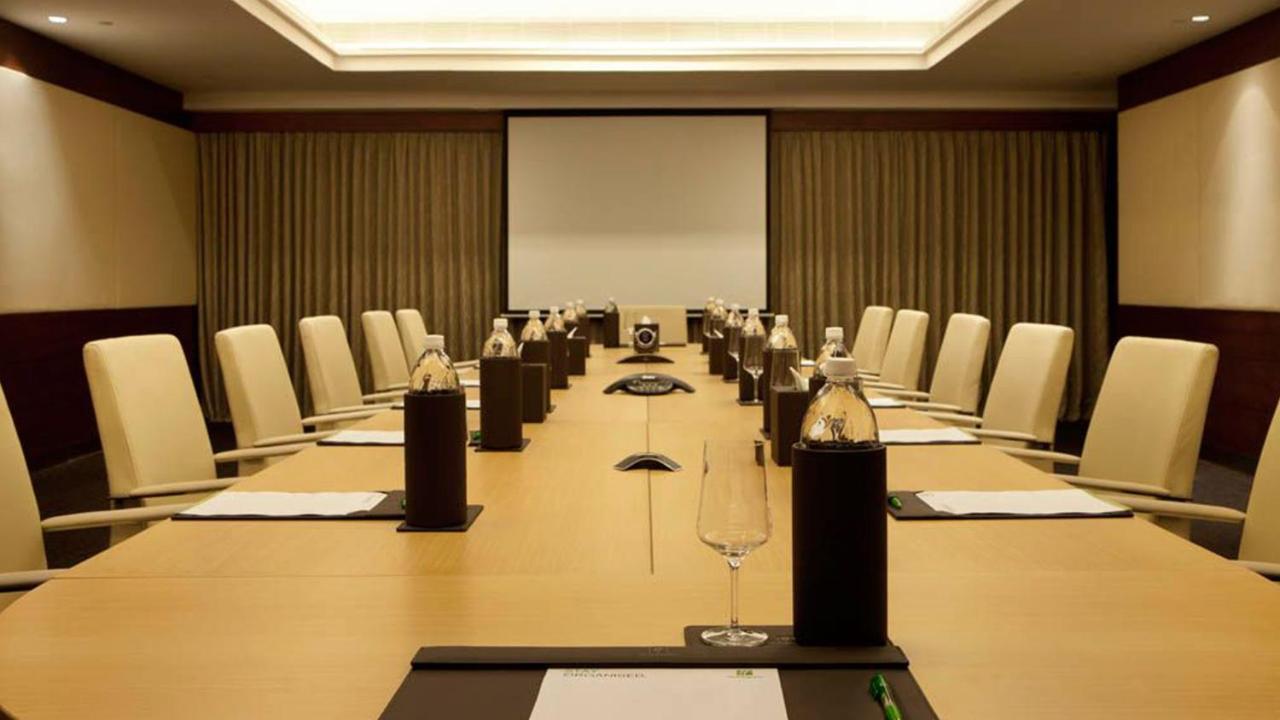 Holiday Inn Cochin, An Ihg Hotel Kochi Exterior photo A meeting room