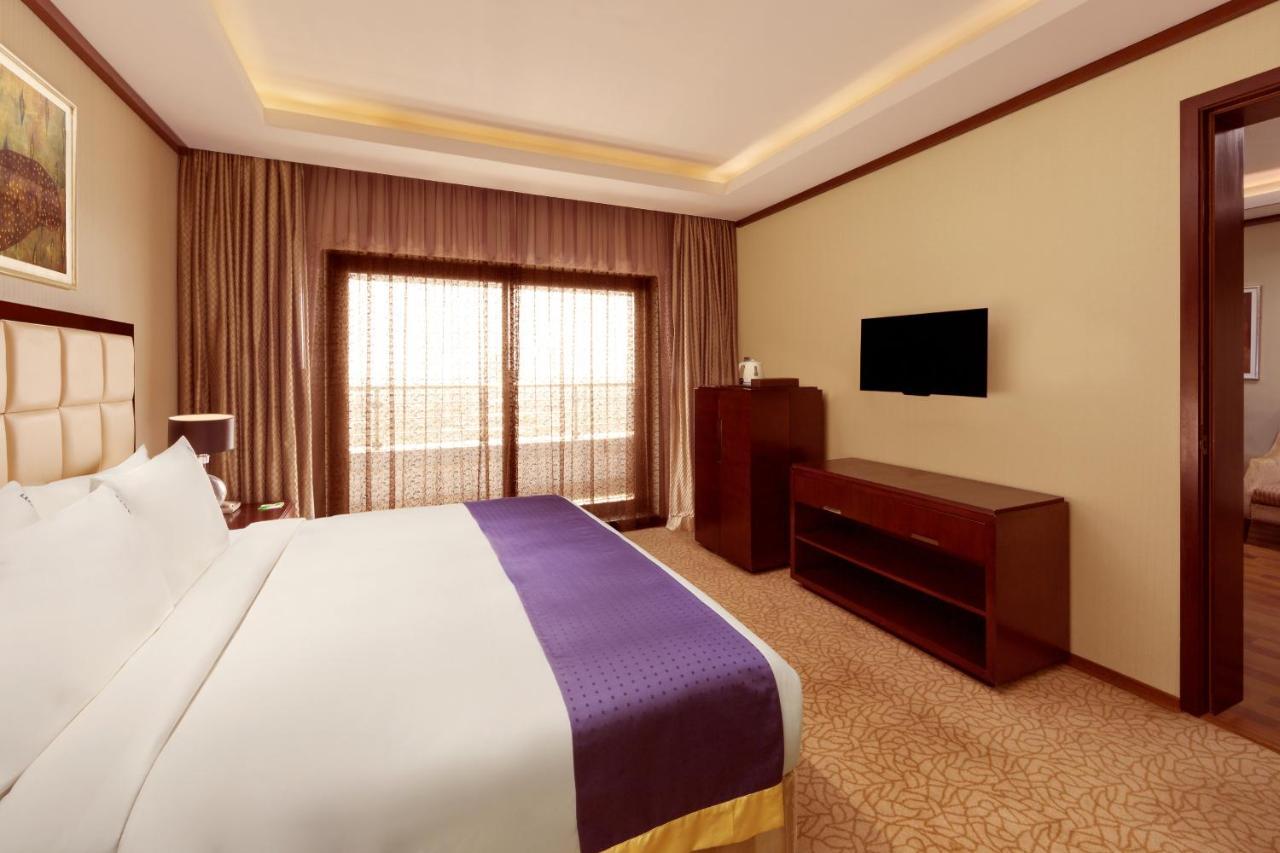 Holiday Inn Cochin By Ihg Kochi Exterior photo Deluxe Room